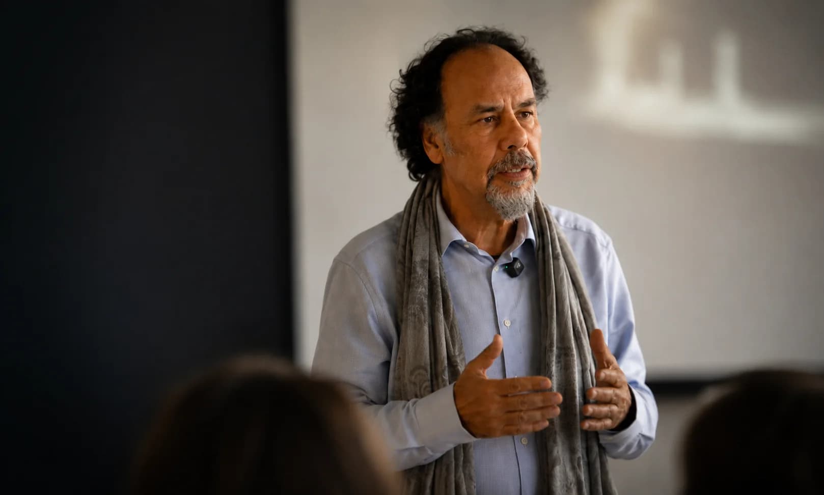 El Dr. Salomón Sellam durante un seminario
