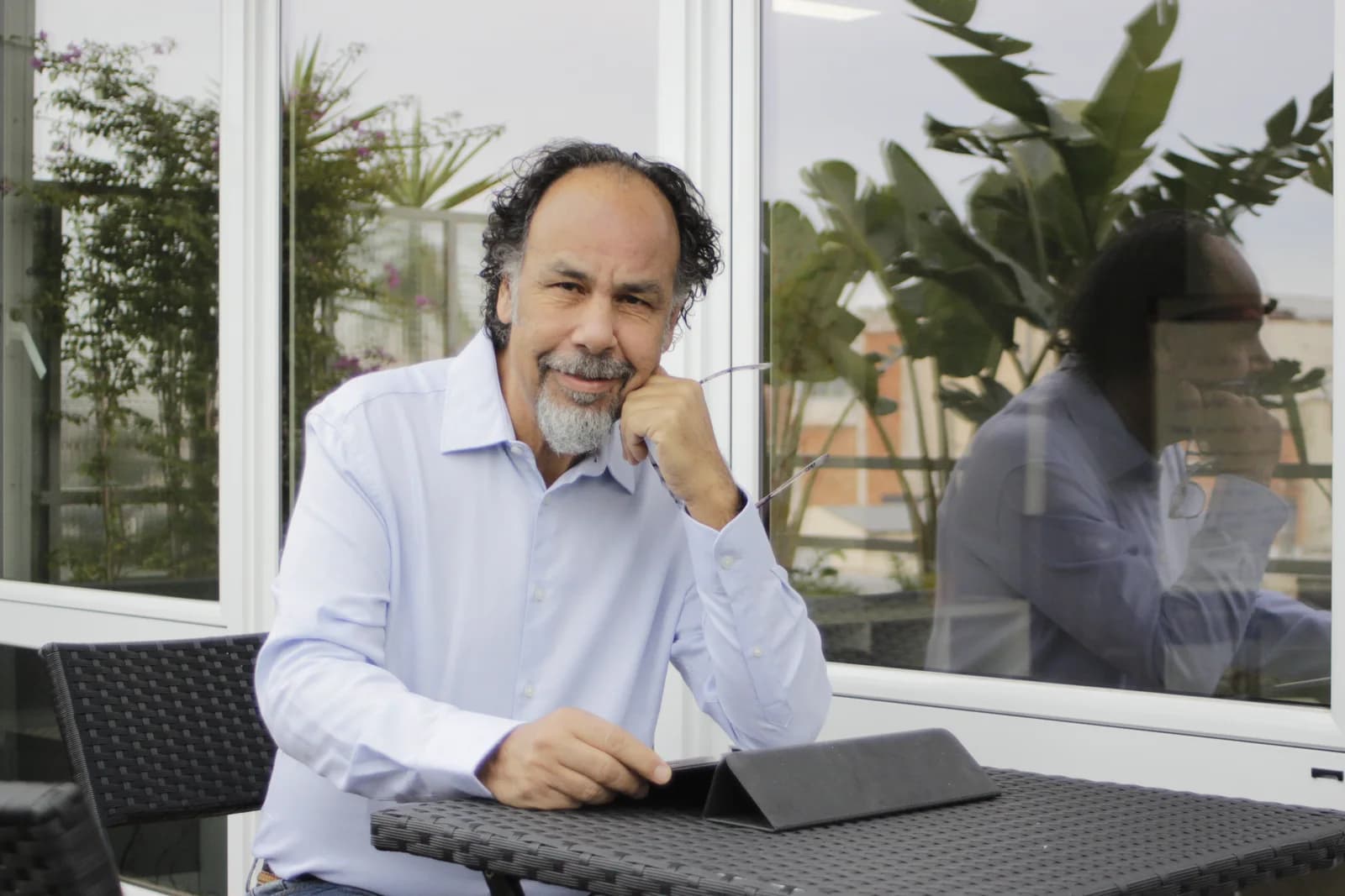 Le Dr Salomon Sellam, souriant, à une table en terrasse